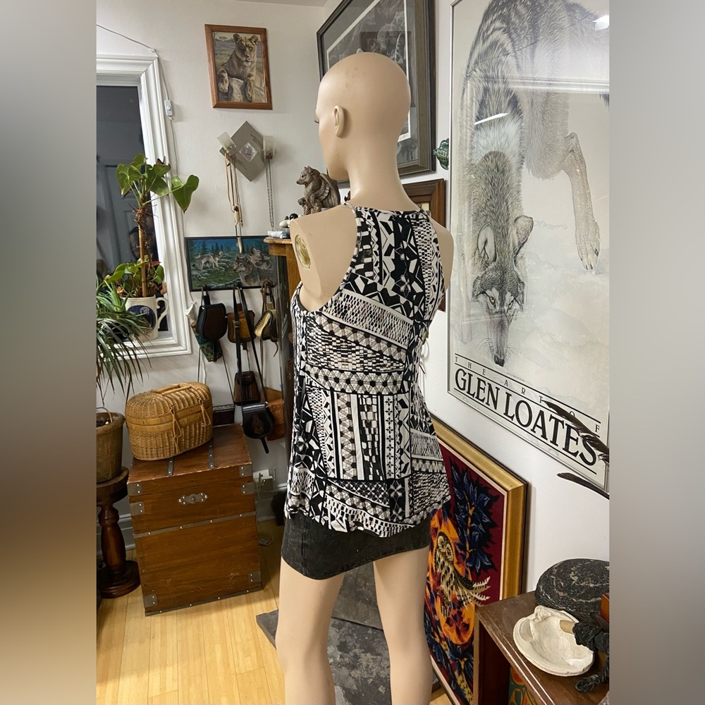 Funky Contrasting Patterned Tank Top - Picture 6 of 14